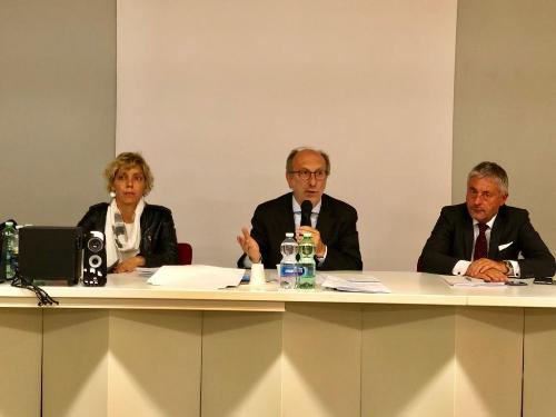 Il vice governatore, Riccardo Riccardi, a Conferenza sindaci Ass.3, con l'assessore alle Finanze, Barbara Zilli, e il presidente dell'organismo consultivo dei Comuni, Gianni Borghi   